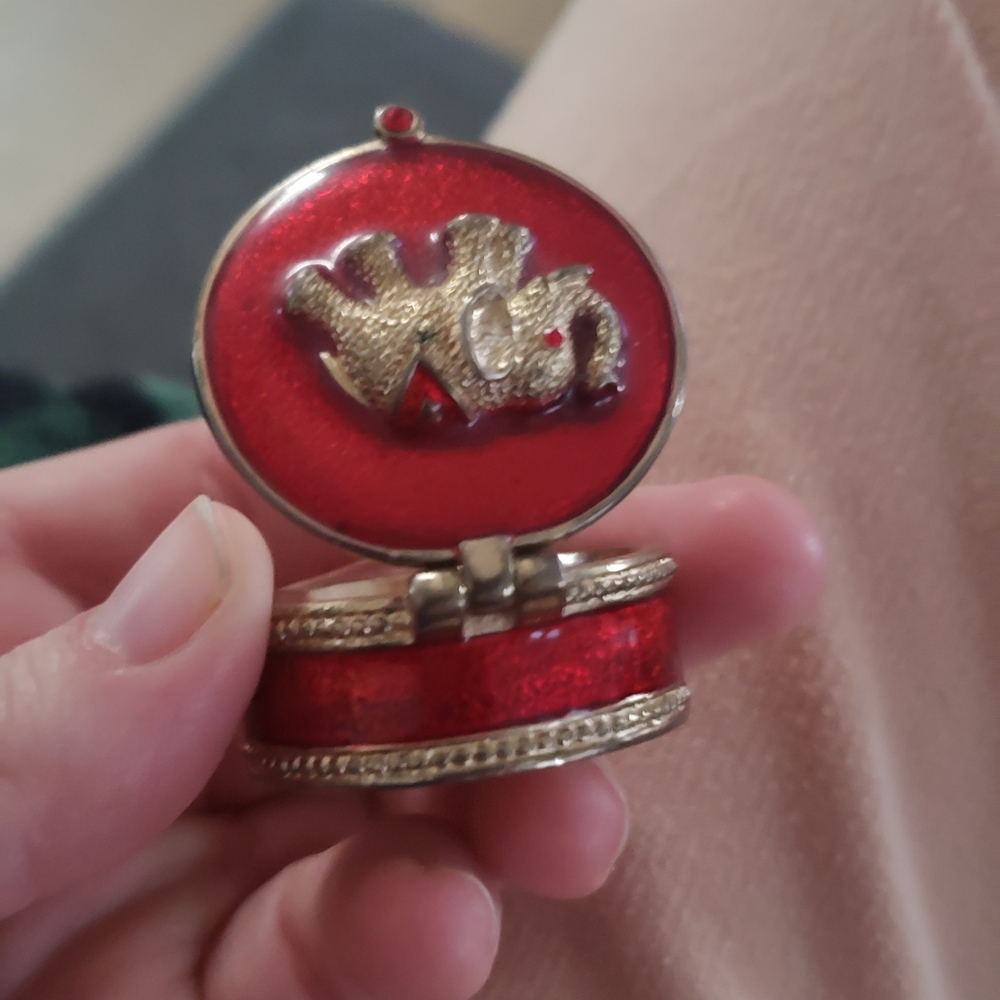 Red Elephant Pendant - Picture 3 of 5